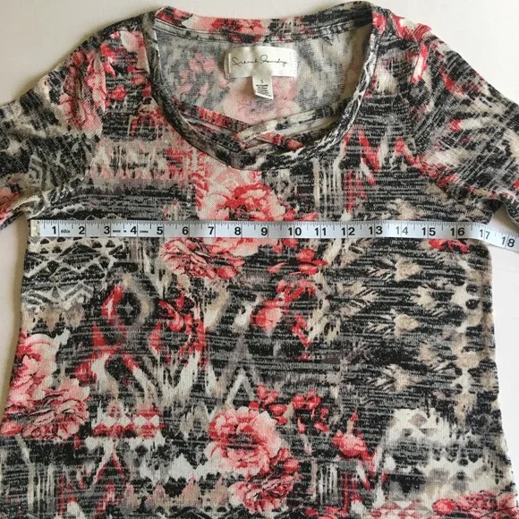 French Laundry Top Floral Size Small 3/4 sleeves V shaped hem - Picture 8 of 10